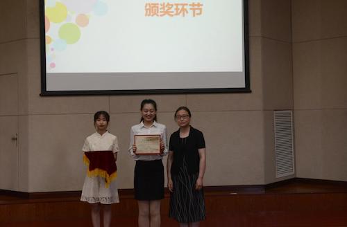 嘉宾为一等奖团队颁奖