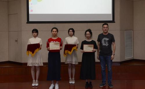 嘉宾为二等奖团队颁奖