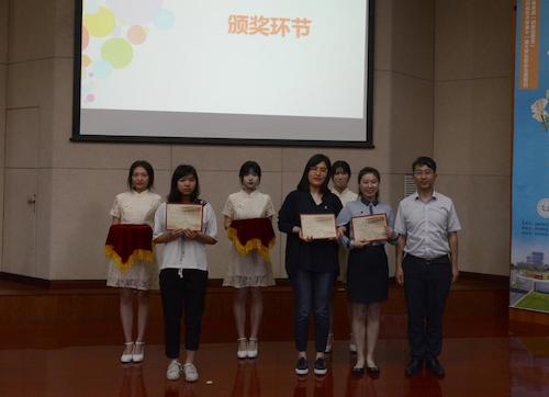 嘉宾为三等奖团队颁奖