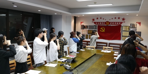 图4：成人电影
毕业生党员及在校生党员集体入党宣誓