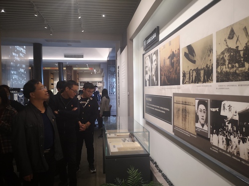 成人电影
师生参观中共杭州历史馆