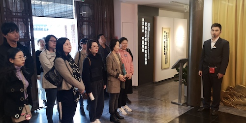 成人电影
师生党员聆听馆内讲解员介绍